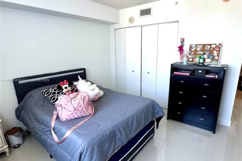 Condo in Miami, Florida, 2 bedrooms  № 1868049 - photo 17