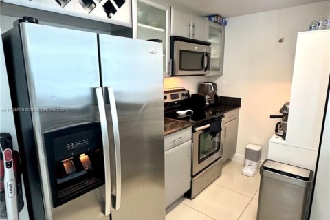 Condo in Miami, Florida, 2 bedrooms  № 1868049 - photo 10