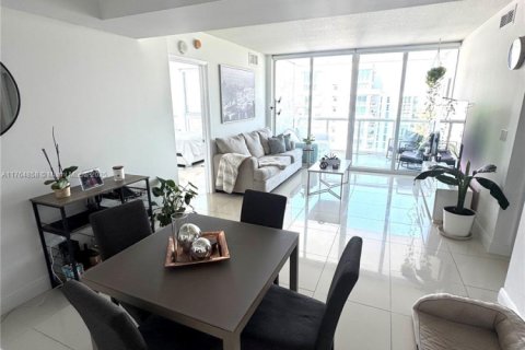 Condo in Miami, Florida, 2 bedrooms  № 1868049 - photo 1