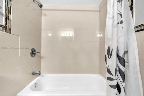 Condo in Plantation, Florida, 3 bedrooms  № 1747852 - photo 26