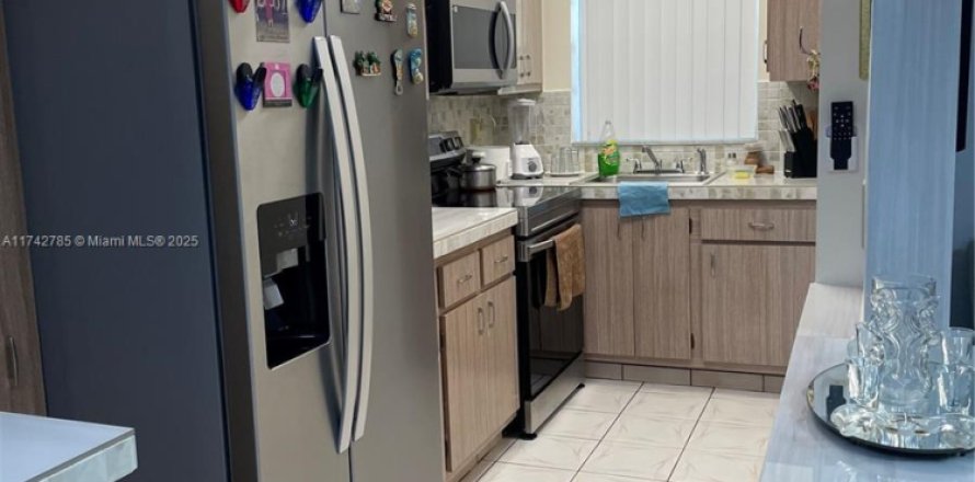 Condominio en Hallandale Beach, Florida, 1 dormitorio  № 1980482