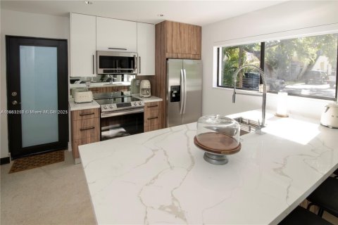 Villa ou maison à louer à Miami, Floride: 3 chambres, 100.33 m2 № 1931402 - photo 17
