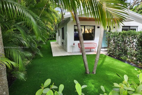 Villa ou maison à louer à Miami, Floride: 3 chambres, 100.33 m2 № 1931402 - photo 1