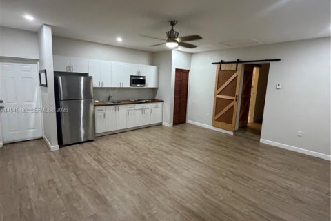 House in Miami, Florida 1 bedroom, 232.35 sq.m. № 2001512 - photo 2