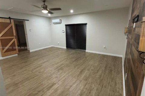 House in Miami, Florida 1 bedroom, 232.35 sq.m. № 2001512