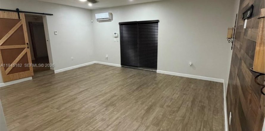 House in Miami, Florida 1 bedroom, 232.35 sq.m. № 2001512