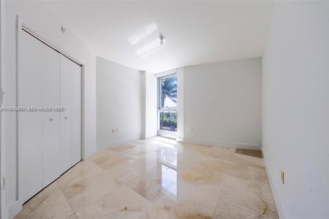 Condo in Surfside, Florida, 3 bedrooms  № 1994519 - photo 11