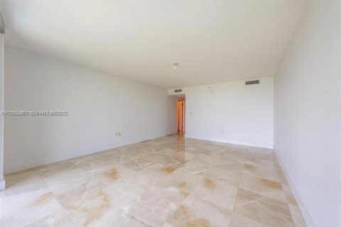 Condo in Surfside, Florida, 3 bedrooms  № 1994519 - photo 16