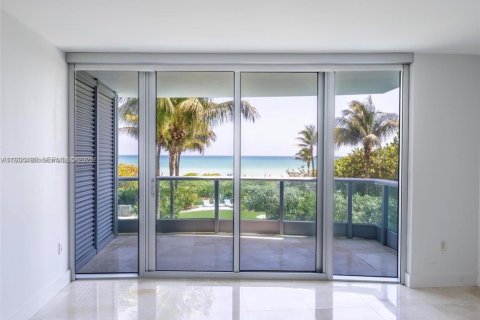 Condo in Surfside, Florida, 3 bedrooms  № 1994519 - photo 17