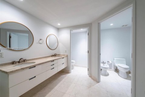 Condo in Surfside, Florida, 3 bedrooms  № 1994519 - photo 20