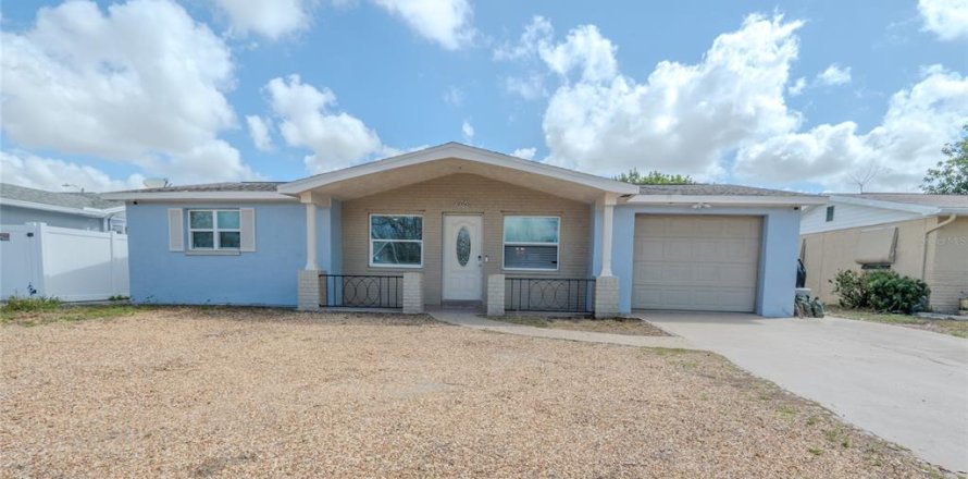 House in Holiday, Florida 3 bedrooms, 154.87 sq.m. № 2226216