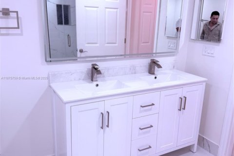 Condo in Coral Gables, Florida, 2 bedrooms  № 1927212 - photo 28