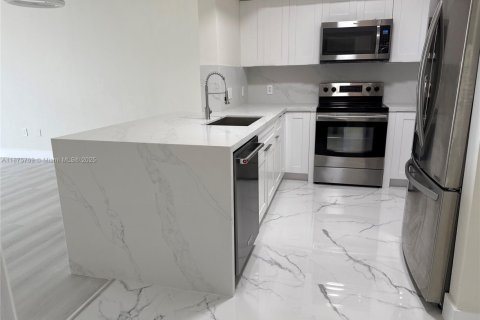 Condo in Coral Gables, Florida, 2 bedrooms  № 1927212 - photo 1