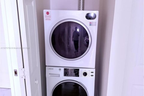 Condo in Coral Gables, Florida, 2 bedrooms  № 1927212 - photo 15