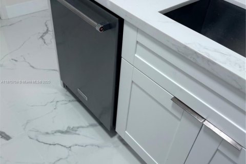 Condo in Coral Gables, Florida, 2 bedrooms  № 1927212 - photo 19