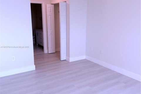 Condo in Coral Gables, Florida, 2 bedrooms  № 1927212 - photo 23