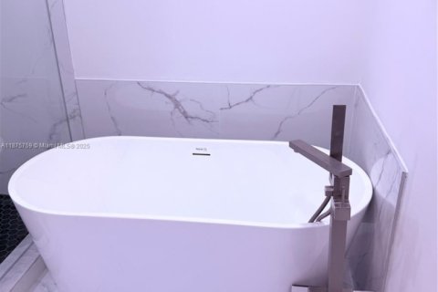 Condo in Coral Gables, Florida, 2 bedrooms  № 1927212 - photo 26