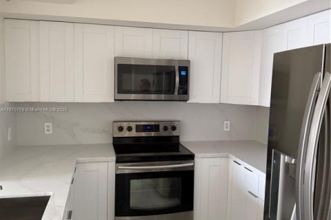 Condo in Coral Gables, Florida, 2 bedrooms  № 1927212 - photo 4