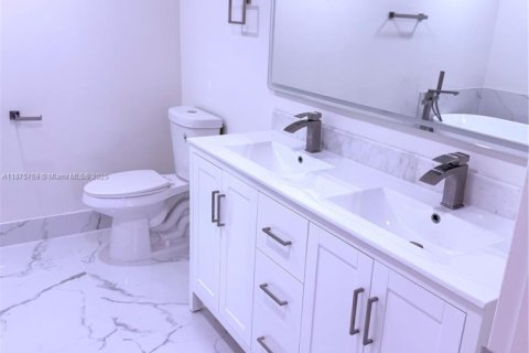 Condo in Coral Gables, Florida, 2 bedrooms  № 1927212 - photo 29