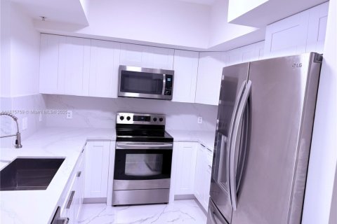 Condo in Coral Gables, Florida, 2 bedrooms  № 1927212 - photo 16