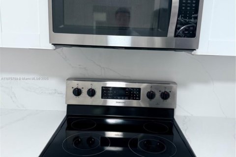 Condo in Coral Gables, Florida, 2 bedrooms  № 1927212 - photo 18