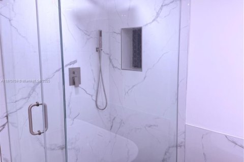 Condo in Coral Gables, Florida, 2 bedrooms  № 1927212 - photo 27