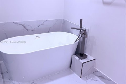 Condo in Coral Gables, Florida, 2 bedrooms  № 1927212 - photo 24