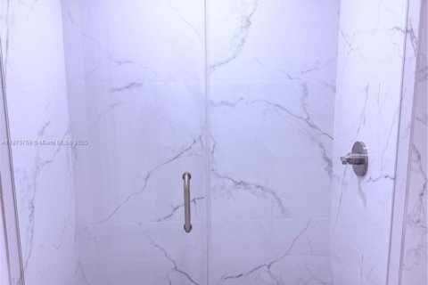 Condo in Coral Gables, Florida, 2 bedrooms  № 1927212 - photo 9