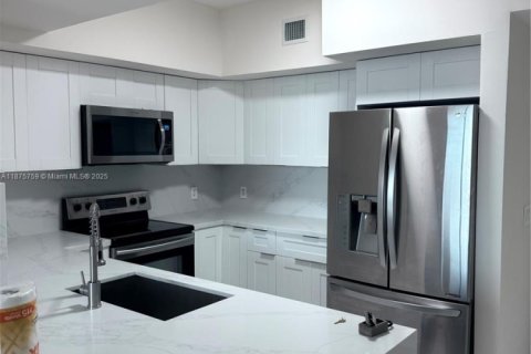 Condo in Coral Gables, Florida, 2 bedrooms  № 1927212 - photo 17