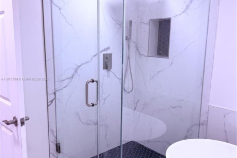 Condo in Coral Gables, Florida, 2 bedrooms  № 1927212 - photo 25