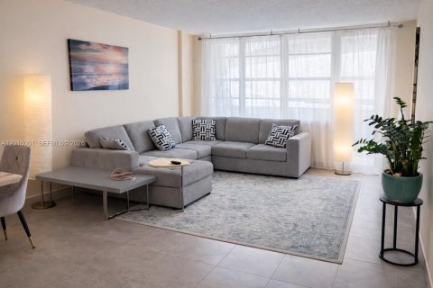 Apartment in Hollywood, Florida 1 bedroom, 84.17 sq.m. № 2145935 - photo 3