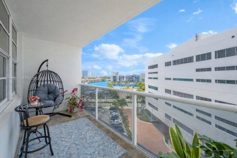 Apartment in Hollywood, Florida 1 bedroom, 84.17 sq.m. № 2145935