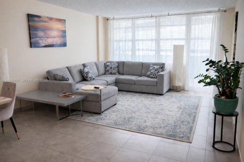 Apartment in Hollywood, Florida 1 bedroom, 84.17 sq.m. № 2145935 - photo 2