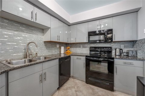 Apartment in Hollywood, Florida 1 bedroom, 84.17 sq.m. № 2145935 - photo 11
