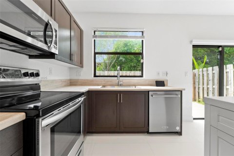 Villa ou maison à louer à Miami, Floride: 3 chambres, 122.63 m2 № 1939152 - photo 16