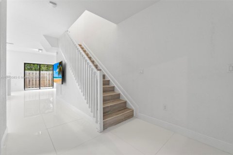 Villa ou maison à louer à Miami, Floride: 3 chambres, 122.63 m2 № 1939152 - photo 5