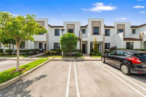 Villa ou maison à louer à Miami, Floride: 3 chambres, 122.63 m2 № 1939152 - photo 1