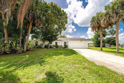 House in Port St. Lucie, Florida 4 bedrooms, 124.67 sq.m. № 2366212