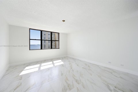 Купить кондоминиум в Майами, Флорида 2 спальни, 215.53м2, № 1955265 - фото 26