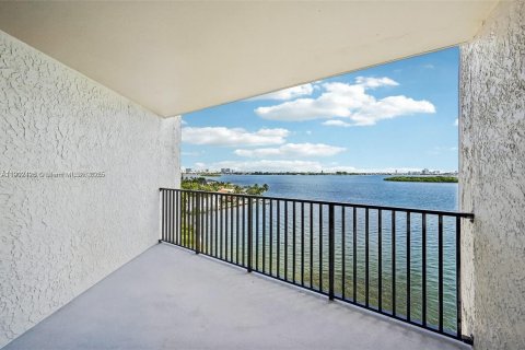 Купить кондоминиум в Майами, Флорида 2 спальни, 215.53м2, № 1955265 - фото 30