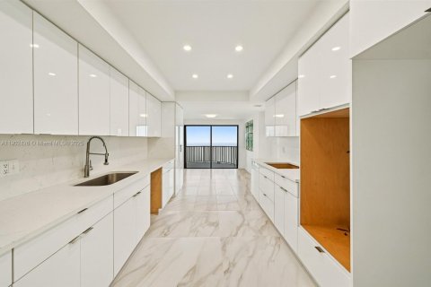 Купить кондоминиум в Майами, Флорида 2 спальни, 215.53м2, № 1955265 - фото 14