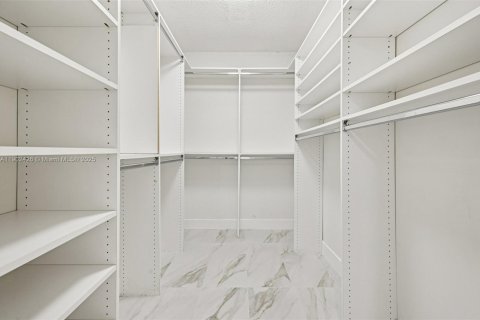 Купить кондоминиум в Майами, Флорида 2 спальни, 215.53м2, № 1955265 - фото 24