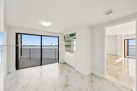 Купить кондоминиум в Майами, Флорида 2 спальни, 215.53м2, № 1955265 - фото 17