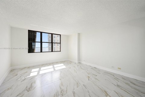 Купить кондоминиум в Майами, Флорида 2 спальни, 215.53м2, № 1955265 - фото 18