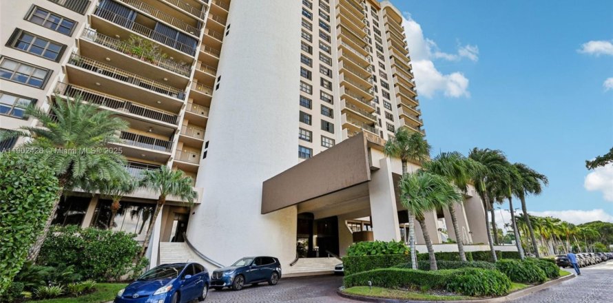 Кондоминиум с 2 спальнями в Майами, Флорида № 1955265