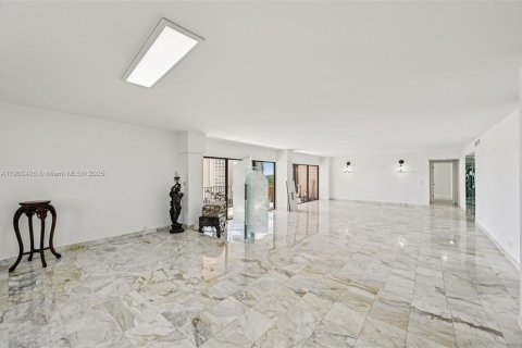 Купить кондоминиум в Майами, Флорида 2 спальни, 215.53м2, № 1955265 - фото 10