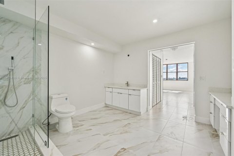 Купить кондоминиум в Майами, Флорида 2 спальни, 215.53м2, № 1955265 - фото 20