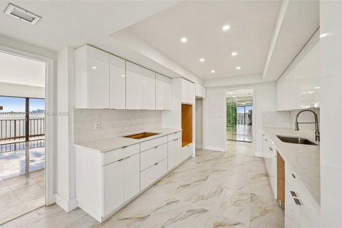 Купить кондоминиум в Майами, Флорида 2 спальни, 215.53м2, № 1955265 - фото 15