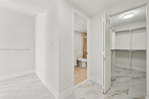 Купить кондоминиум в Майами, Флорида 2 спальни, 215.53м2, № 1955265 - фото 23