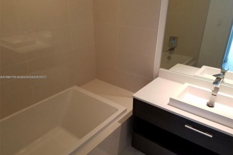 Condominio en alquiler en Miami, Florida, 1 dormitorio, 79.06 m2 № 1924717 - foto 3